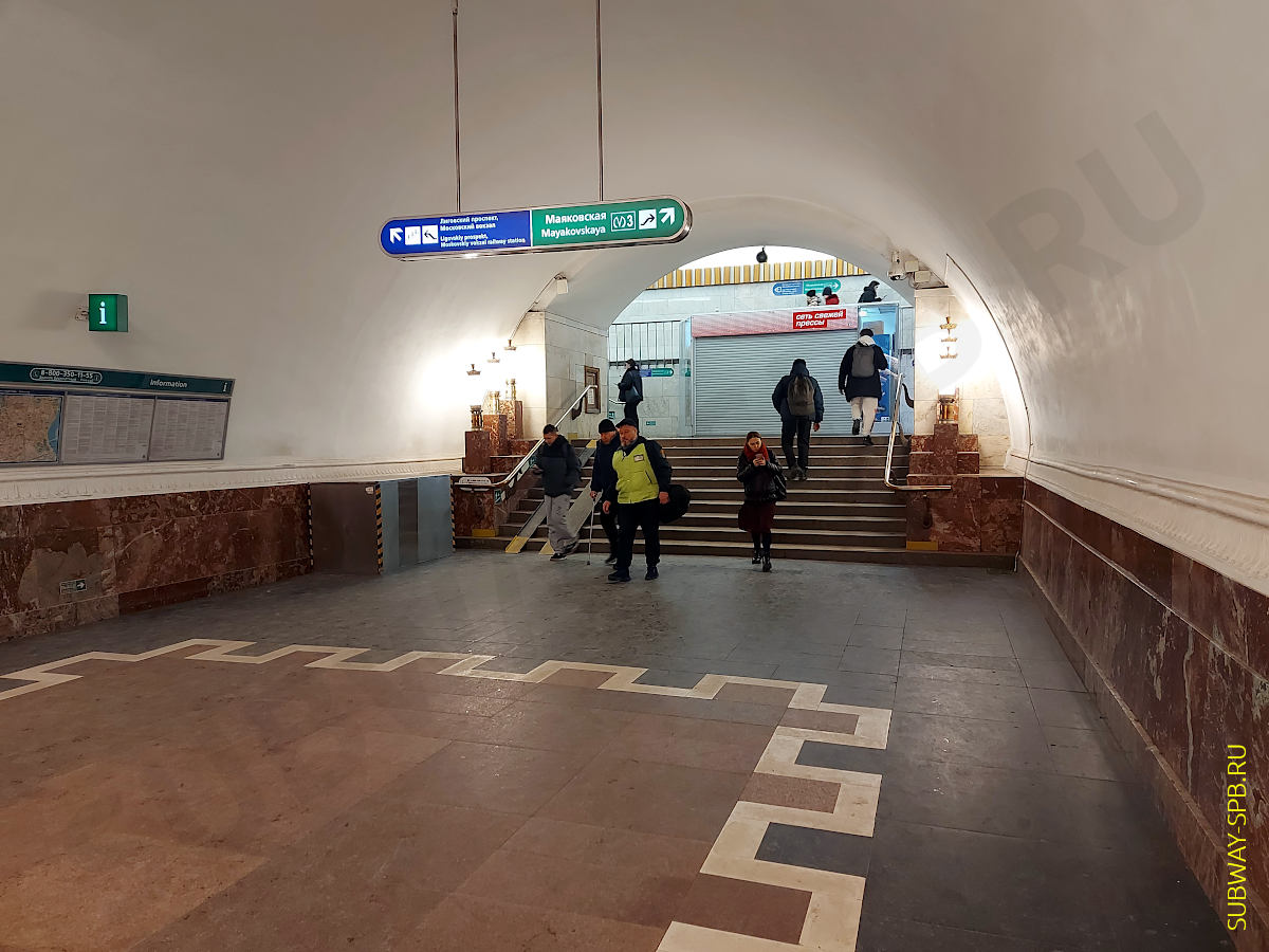 Exit from Ploshchad Vosstaniya metro station to Moskovsky Train Station, Saint-Petersburg