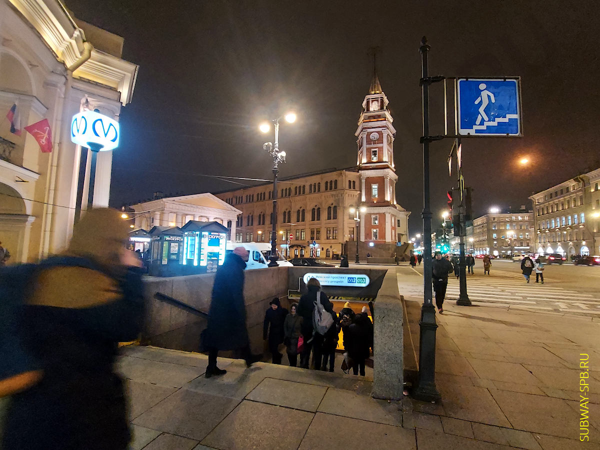 Тёплая труба, станция метро Невский проспект, Санкт-Петербург