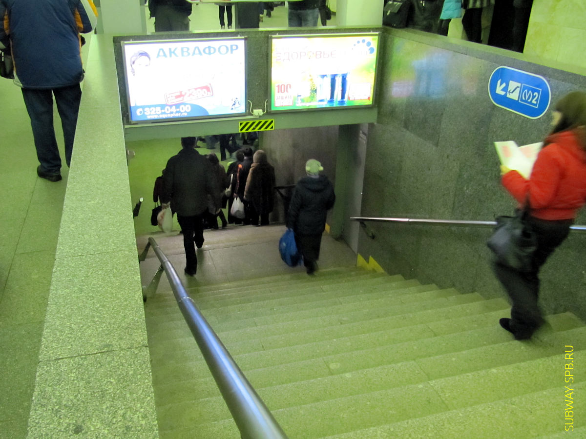 Transitions between Nevsky Prospekt and Gostiny Dvor metro stations, Saint Petersburg