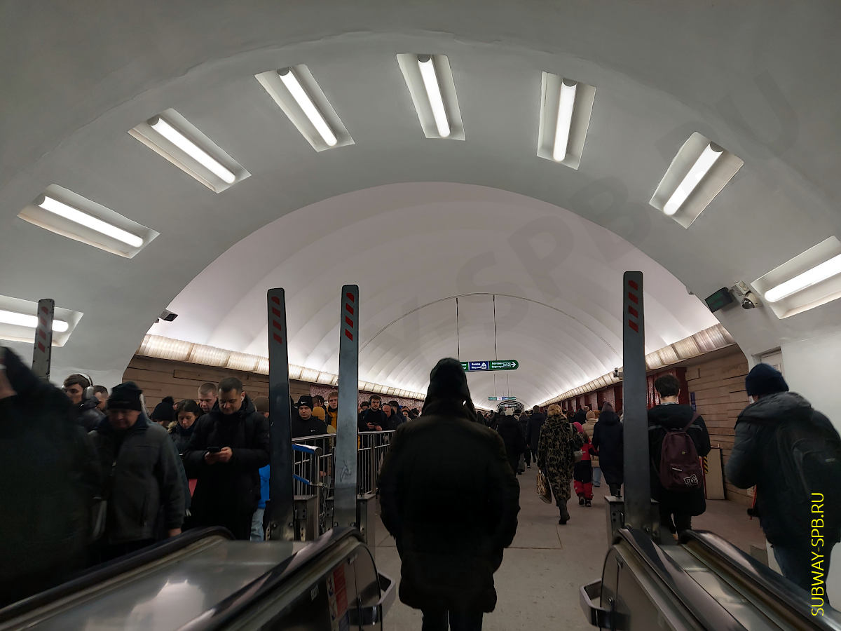 Transitions between metro stations Ploshchad Vosstaniya and Mayakovskaya, Saint-Petersburg