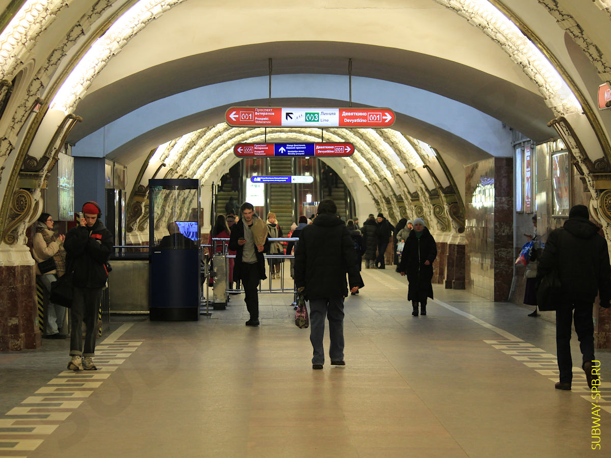 Transitions between metro stations Ploshchad Vosstaniya and Mayakovskaya, Saint-Petersburg